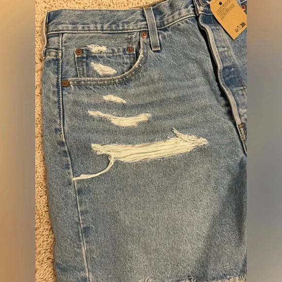 NWT Levi’s 501 distressed denim short - Picture 2 of 5